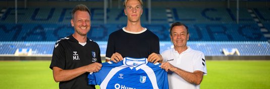 Luka Hyryläinen (Mitte) mit Sportchef Otmar Schork (rechts) und Cheftrainer Markus Fiedler