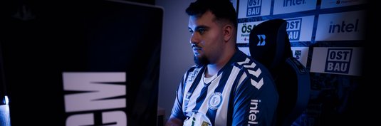 Onur an der Konsole im E-Sport-Raum