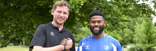 Momo Kwarteng (rechts) mit FCM-Sportdirektor Peer Jaekel