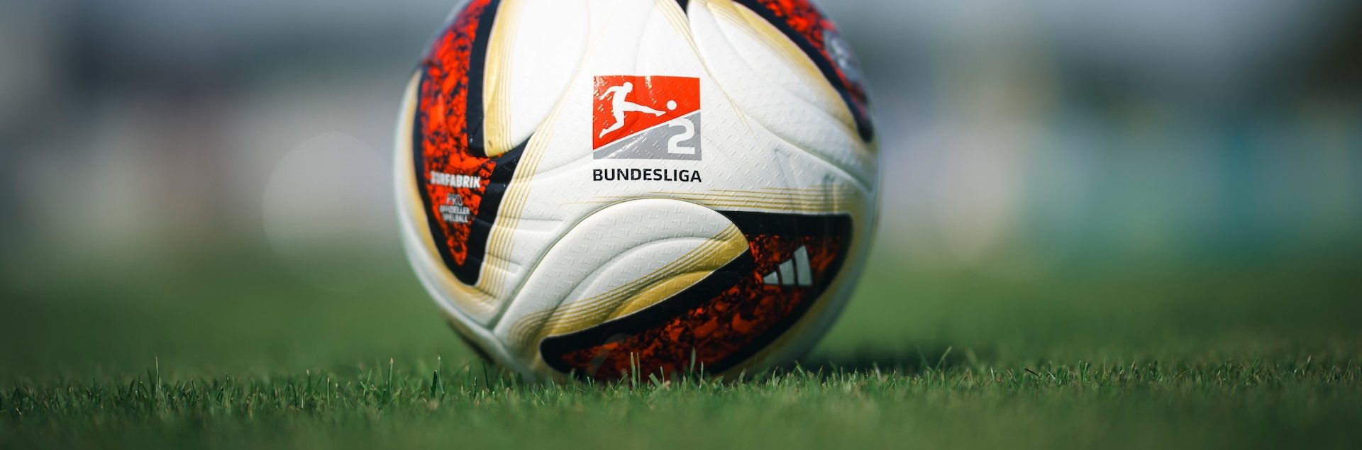 Zweitliga-Ball auf dem Rasen