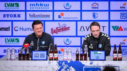 Cheftrainer Christian Titz und Pressesprecher Manuel Holscher in der PK vor Fürth.