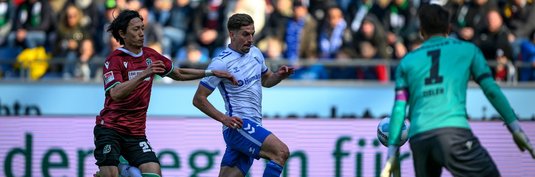 Alexander Nollenberger (Mitte) im Rückspiel gegen Hannover