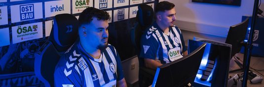 Onur (links) und Ali an den Konsolen im E-Sport-Raum