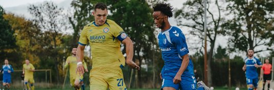 Kandet Diawara (rechts) im Duell gegen Sven Köhler