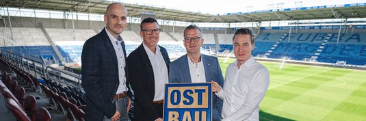 Von links: Patrick Wagner (Kaufmännischer Leiter OST BAU), Lars-Uwe Wimmer (Gesellschafter/Geschäftsführer OST BAU, Henning Klapötke (Gesellschafter/Geschäftsführer OST BAU), Martin Geisthardt (Kaufmännischer Geschäftsführer 1. FC Magdeburg)