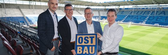 Von links: Patrick Wagner (Kaufmännischer Leiter OST BAU), Lars-Uwe Wimmer (Gesellschafter/Geschäftsführer OST BAU, Henning Klapötke (Gesellschafter/Geschäftsführer OST BAU), Martin Geisthardt (Kaufmännischer Geschäftsführer 1. FC Magdeburg)
