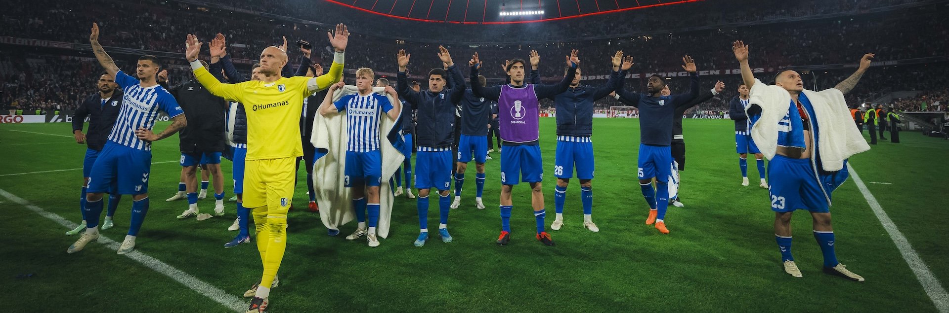 Die Mannschaft nach Abpfiff in der Kurve