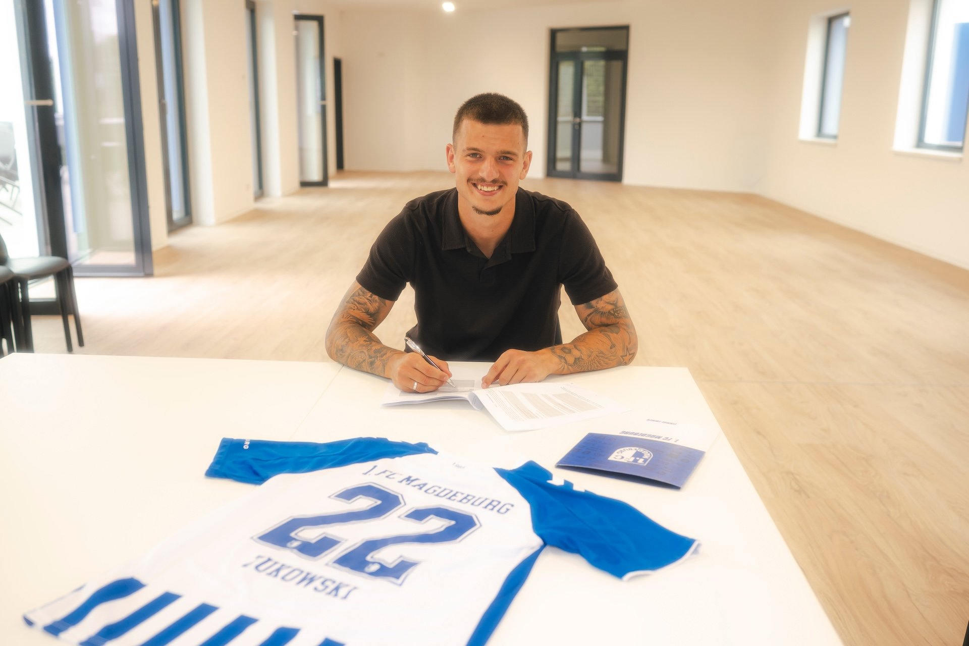 Mateusz Zukowski bei der Vertragsunterschrift.