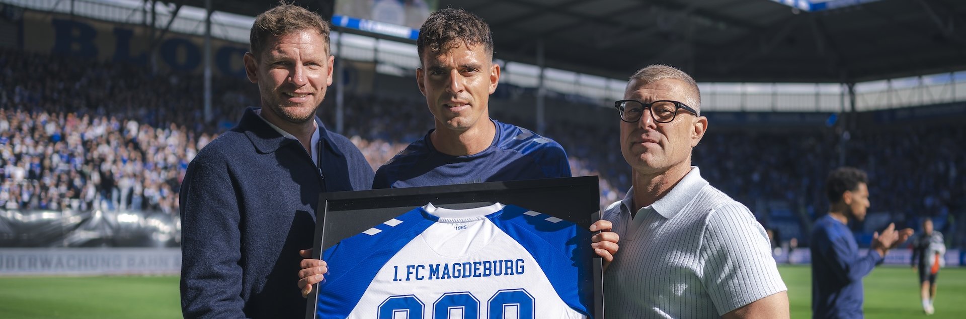 Tobias Müller (Mitte) mit Sportdirektor Peer Jaekel (links) und Präsidiumsmitglied Henry Berg