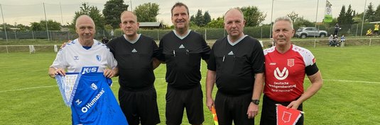 Kapitän Rolf Döbbelin (links) beim Wimpeltausch