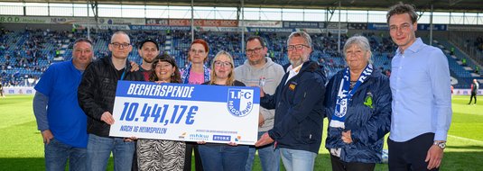 Becherspenden-Aktion des 1. FC Magdeburg.