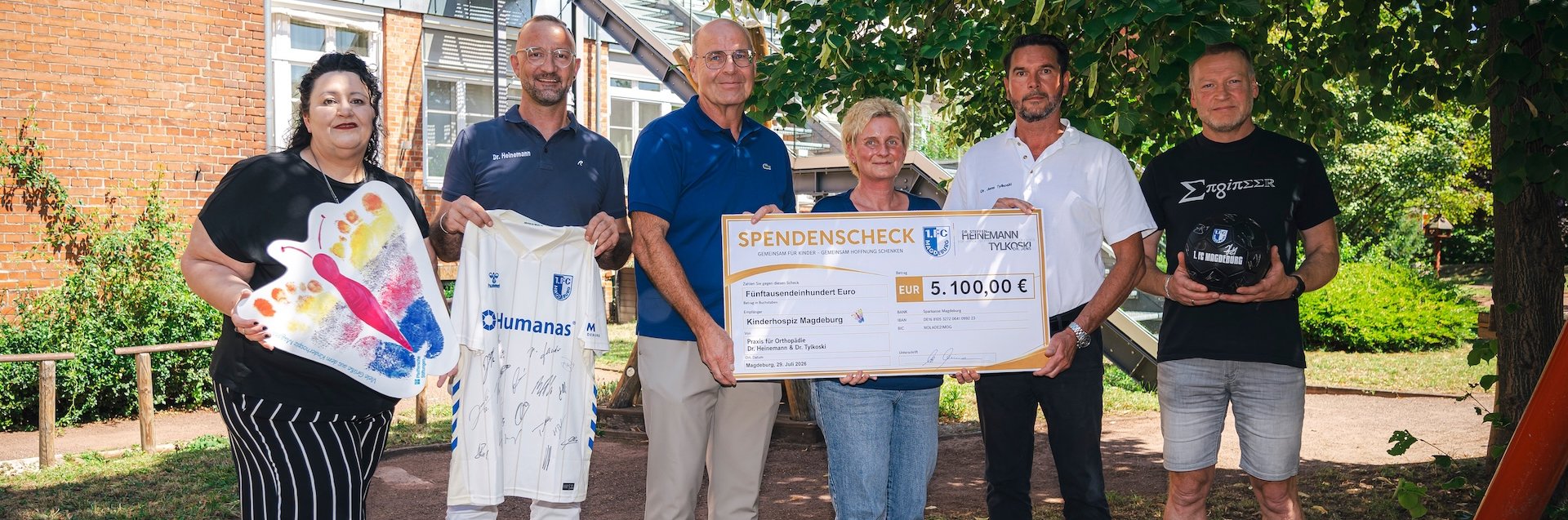 Von links: Stephanie Sander (Werbemanagement), Dr. Steffen Heinemann, Dr. Jörg Biastoch (Präsident des 1. FC Magdeburg), Kristin Pietz (Kinderhospiz Magdeburg), Dr. Jens Tylkoski und Rolf Seemann.