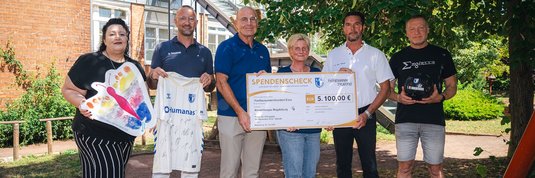Von links: Stephanie Sander (Werbemanagement), Dr. Steffen Heinemann, Dr. Jörg Biastoch (Präsident des 1. FC Magdeburg), Kristin Pietz (Kinderhospiz Magdeburg), Dr. Jens Tylkoski und Rolf Seemann.