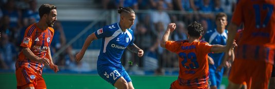 Baris Atik (Mitte) im Spiel gegen Schalke