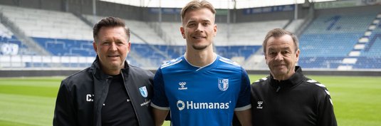 Alexander Ahl Holmström (Mitte) mit Sportchef Otmar Schork (rechts) und Cheftrainer Christian Titz