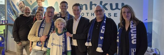 Dirk Meyer (2.v.r.) und sein Sohn Quinn (4.v.r.) kamen aus Kanada zum Spiel gegen Köln