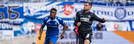 Lubambo Musonda (links) im Duell mit Lukasz Poreba
