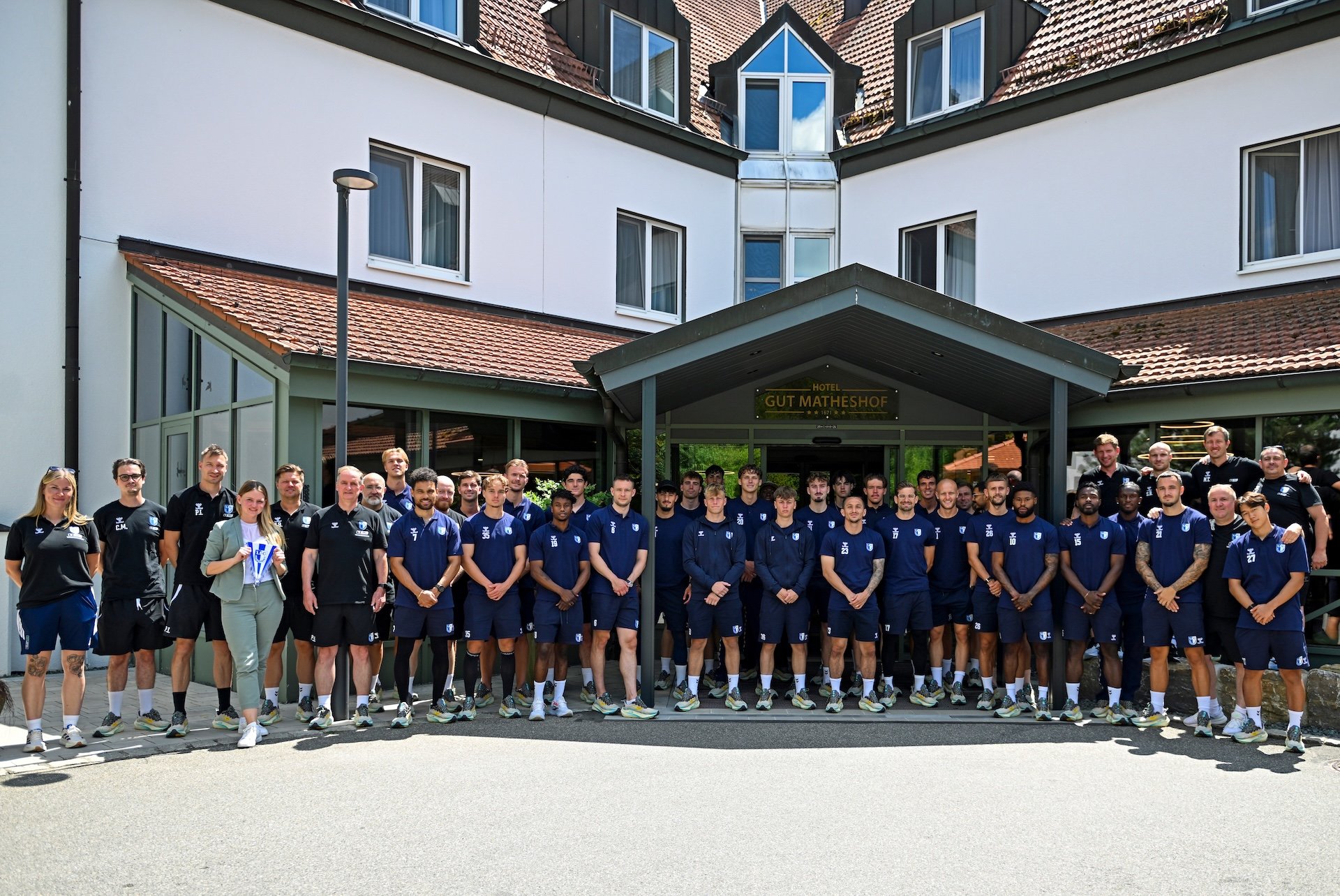 Gemeinsames Foto zum Trainingslager-Abschluss vor dem Hotel.