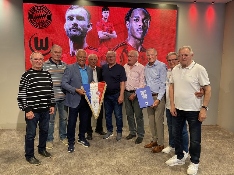 Von links: Helmut Gaube, Siegmund Mewes, Franz Roth, Bernd Dürnberger, Wolfgang Seguin, Uli Schulze, Jürgen Brennecke, Martin Hoffmann und Hans-Jürgen Hermann bei der Übergabe des Erinnerungswimpels.