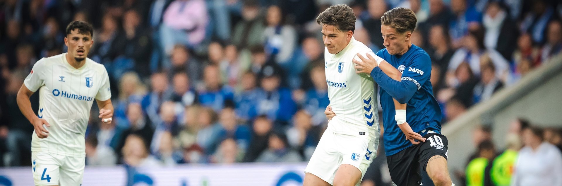 Dariusz Stalmach (2. von rechts) im Hinspiel gegen Bielefeld.