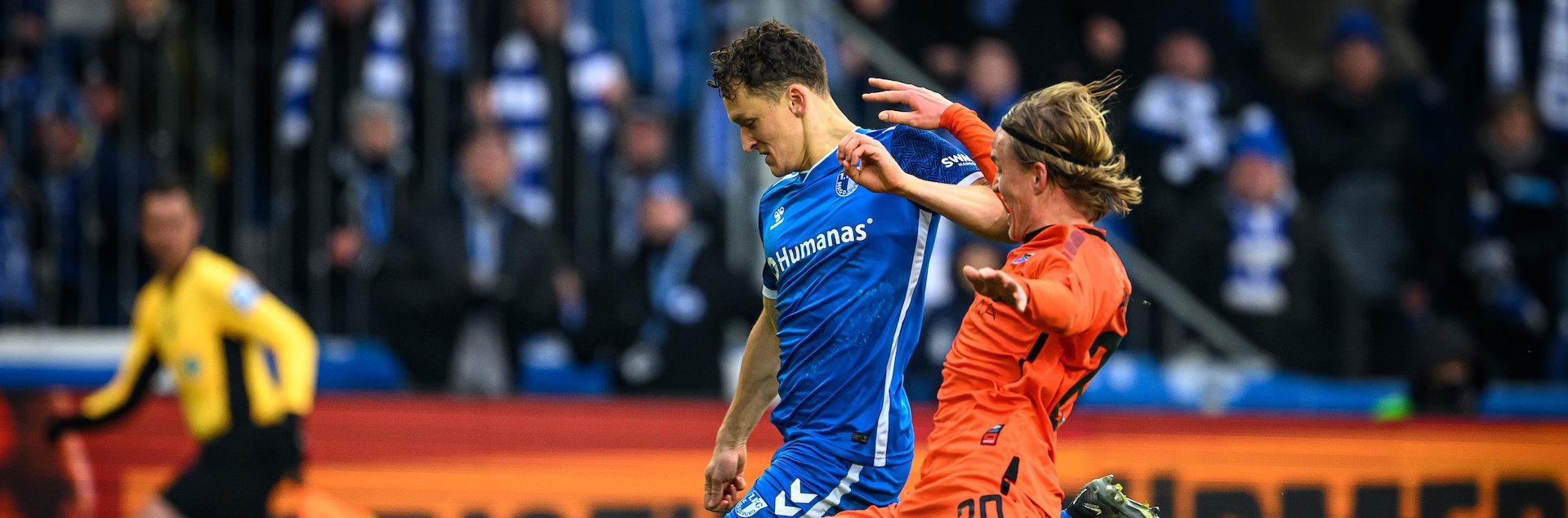 Martijn Kaars im Duell mit Paderborns Felix Götze