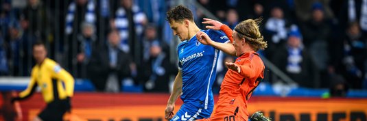 Martijn Kaars im Duell mit Paderborns Felix Götze
