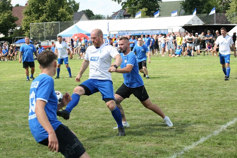 Peter Otte (Mitte) hielt die Abwehr sicher zusammen.