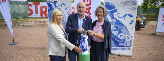 FCM-Präsident Dr. Jörg Biastoch (Mitte) mit Innenministerin Dr. Tamara Zieschang (rechts) und Oberbürgermeisterin Simone Borris