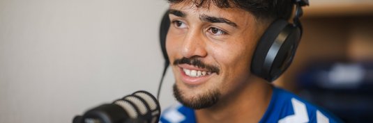 Laurin Ulrich am Podcast-Mikrofon