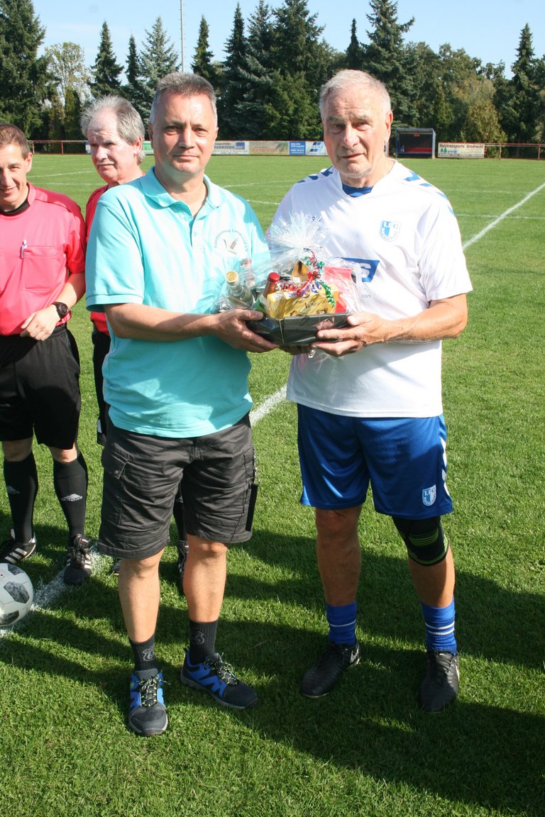 Siegmund Mewes (rechts) erhielt bei seinem letzten Spiel einen Präsentkorb.