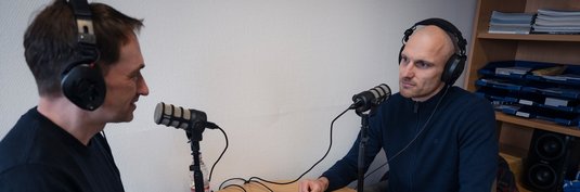 Manuel Holscher (links) und Silvio Bankert bei der Aufnahme des Podcast