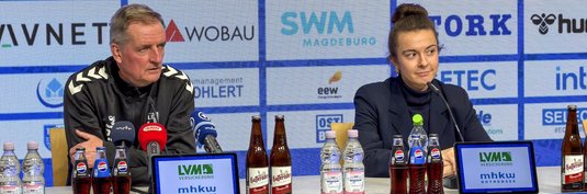 Petrik Sander (links) bei der PK mit Pressesprecherin Kristina Richter