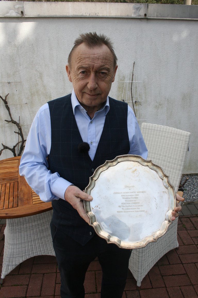 Joachim Streich mit der Auszeichnung, die er für sein 100. DDR-Länderspiel erhielt.