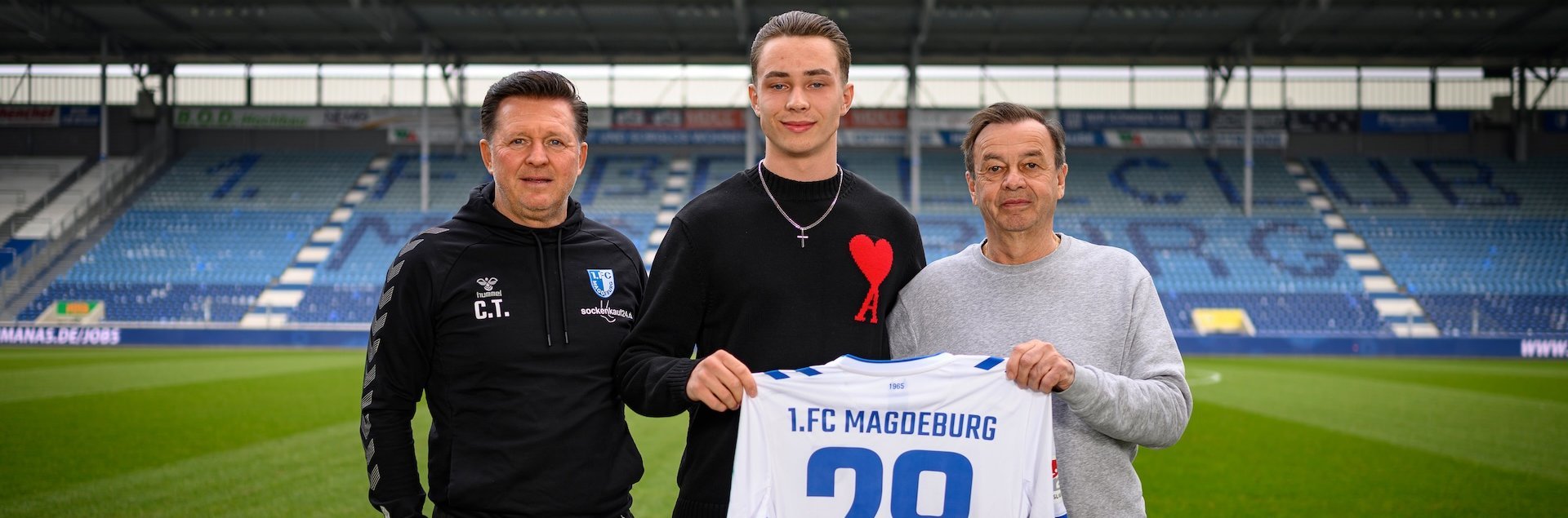 Marcel Zajusch (Mitte) mit Sportchef Otmar Schork (rechts) und Cheftrainer Christian Titz