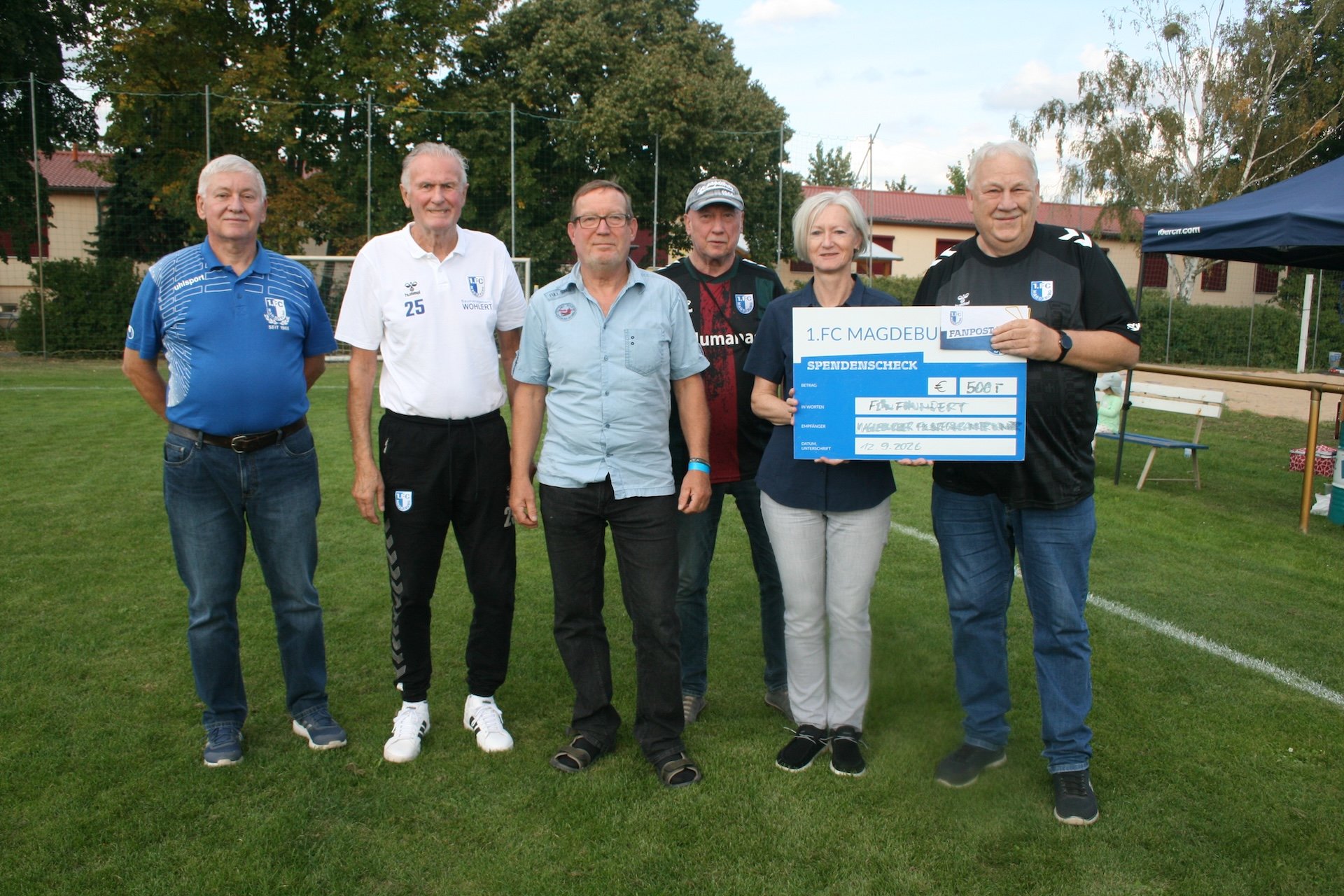 Von links: Günther Klaus (AG Vereinskultur FCM), Jürgen Brennecke (Trainer Traditionsmannschaft), Andreas Prill (AG Vereinskultur FCM), Michael Schulze (AG Vereinskultur FCM), Kathrin Schneeberg (Vorsitzende Förderkreis krebskranker Kinder) und Michael Schmidt (AG Vereinskultur FCM).