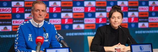 Trainer Petrik Sander (links) mit Pressesprecherin Kristina Richter