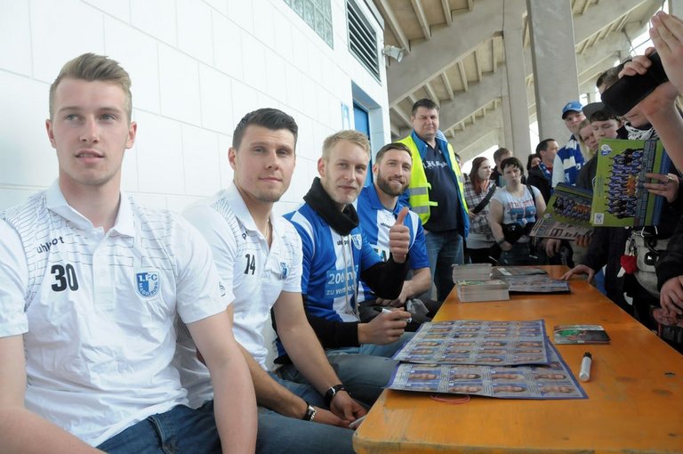 2015: FCM-Spieler und SCM-Spieler bei der Autogrammstunde.