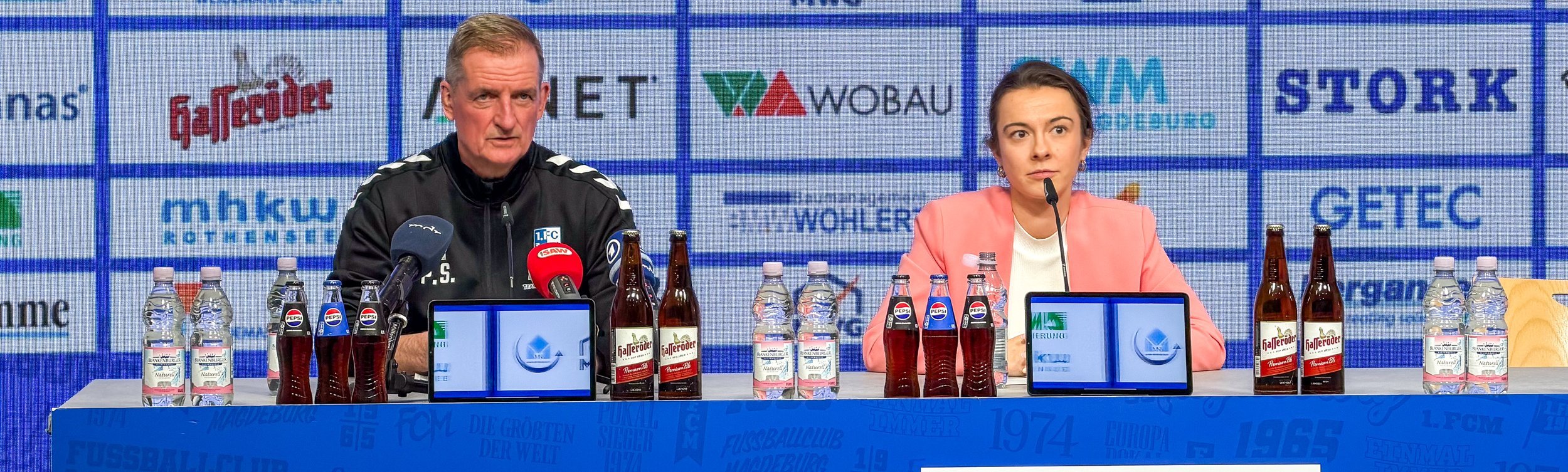 Trainer Petrik Sander (links) mit Pressesprecherin Kristina Richter