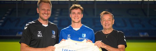 Max Geschwill (Mitte) mit Sportchef Otmar Schork (rechts) und Cheftrainer Markus Fiedler