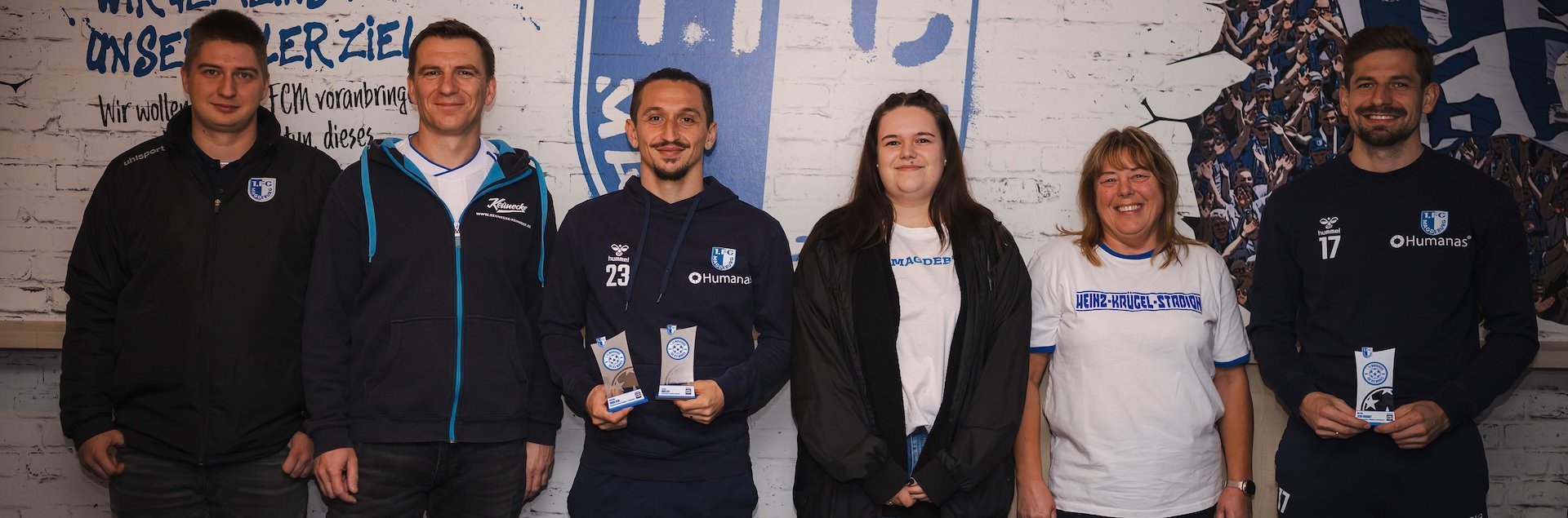 Baris Atik und Alexander Nollenberger mit den Fans und Sebastian Kamm von Keunecke Feinkost