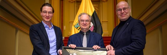 Ministerpräsident Dr. Reiner Haseloff (Mitte) mit Martin Geisthardt (links) und Dr. Jörg Biastoch