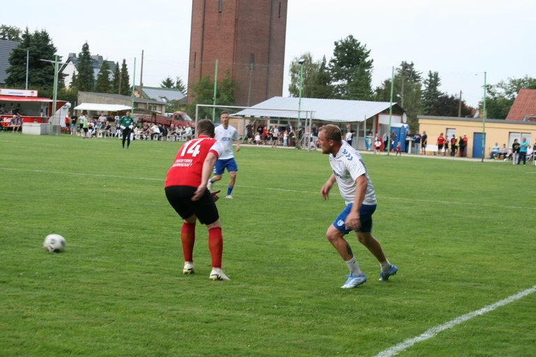 Christopher Kullmann (rechts) erzielte fünf Tore.