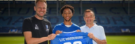 Kandet Diawara (Mitte) mit Sportchef Otmar Schork (rechts) und Cheftrainer Markus Fiedler