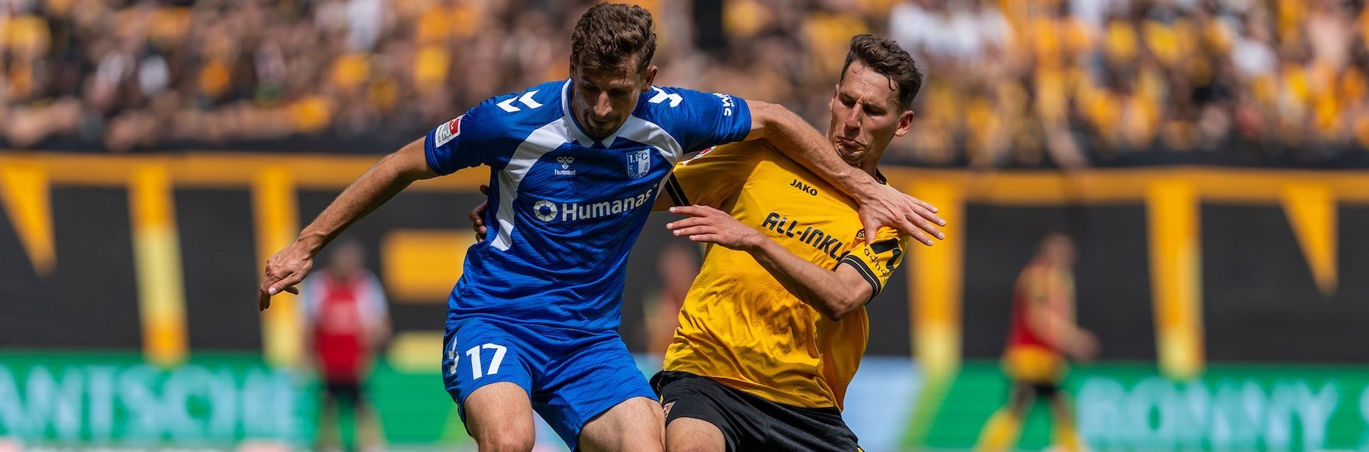 Alexander Nollenberger (links) im Hinspiel gegen Dresden 