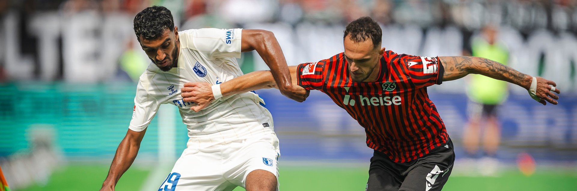 Rayan Ghrieb (links) im Hinspiel in Hannover