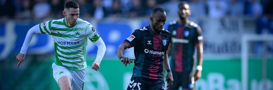 Silas Gnaka (rechts) im Spiel gegen Fürth