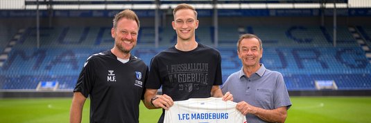 Maximilian Breunig (Mitte) mit Sportchef Otmar Schork (rechts) und Cheftrainer Markus Fiedler