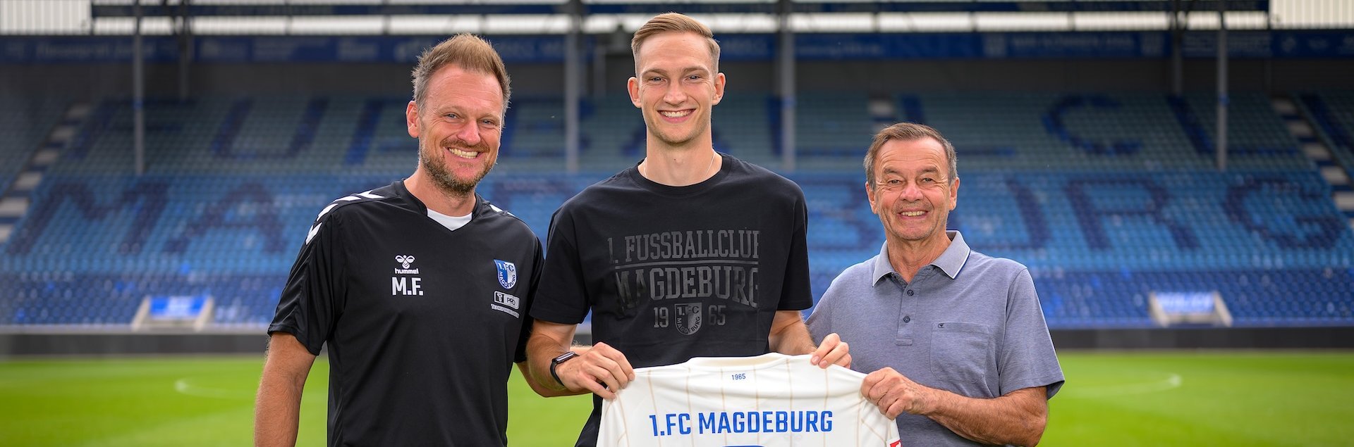 Maximilian Breunig (Mitte) mit Sportchef Otmar Schork (rechts) und Cheftrainer Markus Fiedler