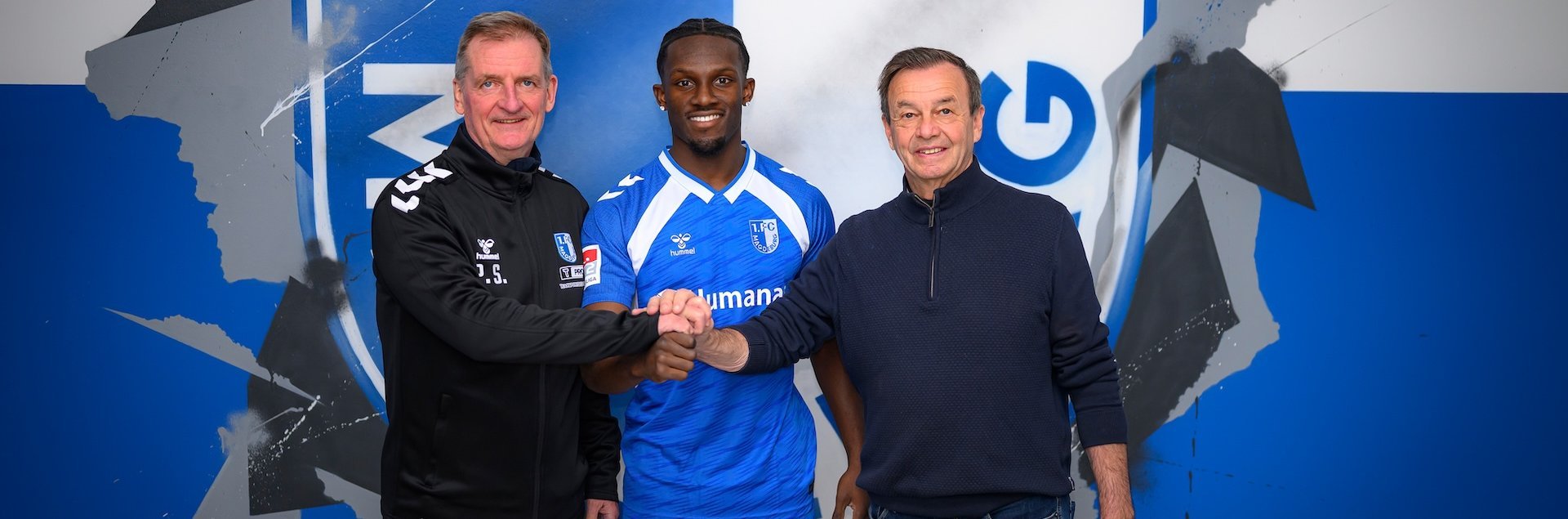 Richmond Tachie (Mitte) mit Sportchef Otmar Schork (rechts) und Trainer Petrik Sander