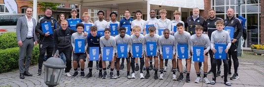Gemeinsames Gruppenbild vor dem Hotel im Herrenkrug